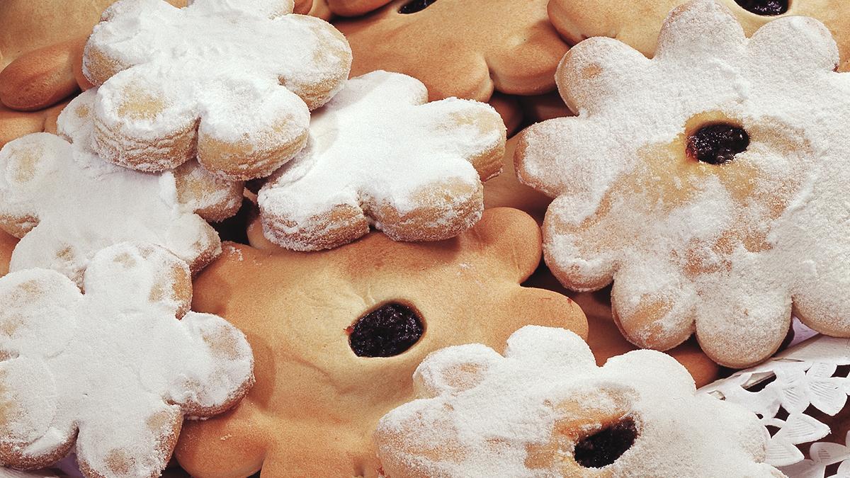 Los pastissets, con su característica forma de flor, son uno de los dulces más reconocibles de la tradición repostera menorquina.