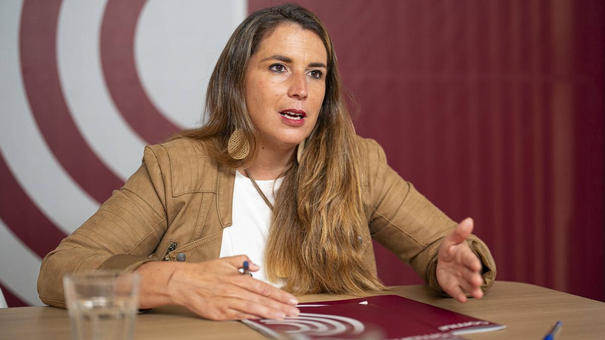 La coordinadora de los Comuns, Candela López, en la sede del partido en Barcelona / Foto: Irene Vilà Capafons