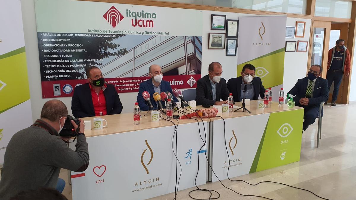 Ramón de Cangas, el primero por la izquierda, en una conferencia del Instituto de Tecnología Química y Medioambiental de la Universidad de Castilla-La Mancha