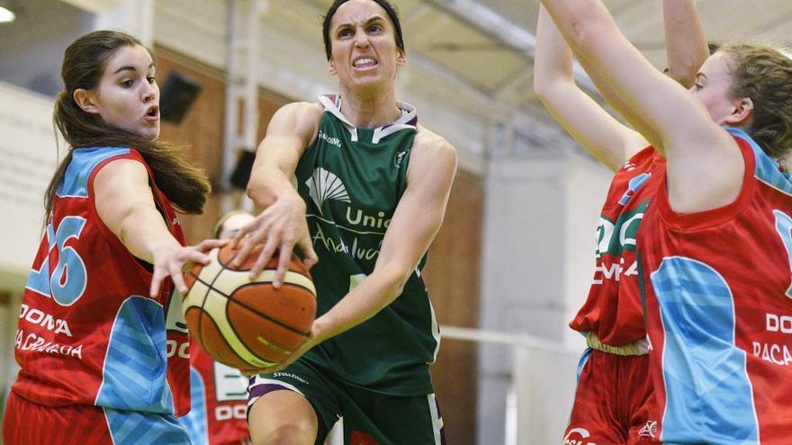 Gema García, en una acción del partido del domingo en Los Guindos ante RaCa Granada.