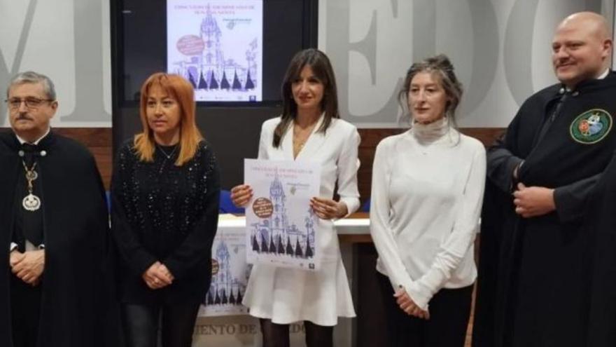 Representantes de la Hermandad de los Estudiantes, colectivos de comerciantes y del Ayuntamiento en la presentación de los certámenes.