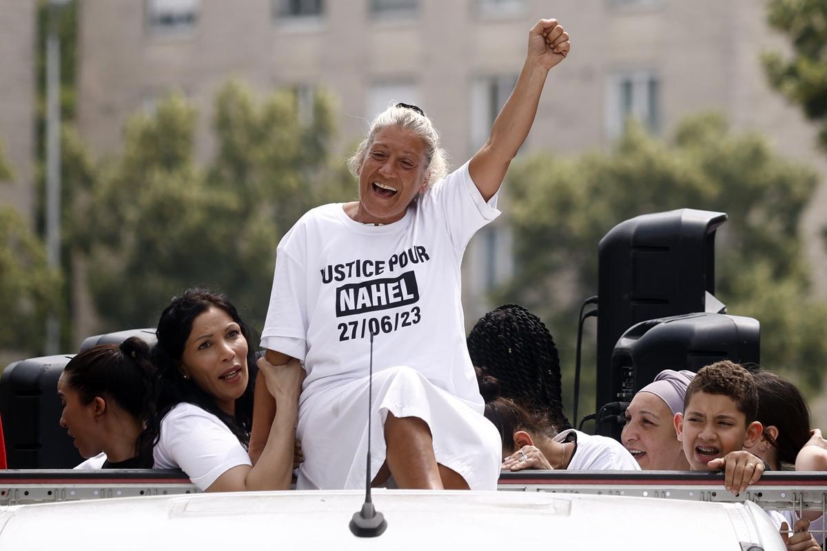 Mounia, la madre de Nahel encabeza una marcha blanca en Nanterre. La familia del joven fallecido ha convocado una marcha blanca en su memoria.