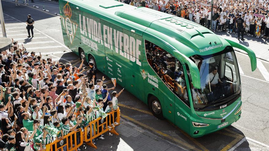 Los aficionados de Betis y Sevilla no podrán acercarse a sus equipos durante la llegada al estadio