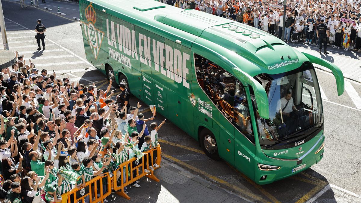 El autobús del Real Betis en su llegada al estadio del Valencia en una jornada reciente de LaLiga