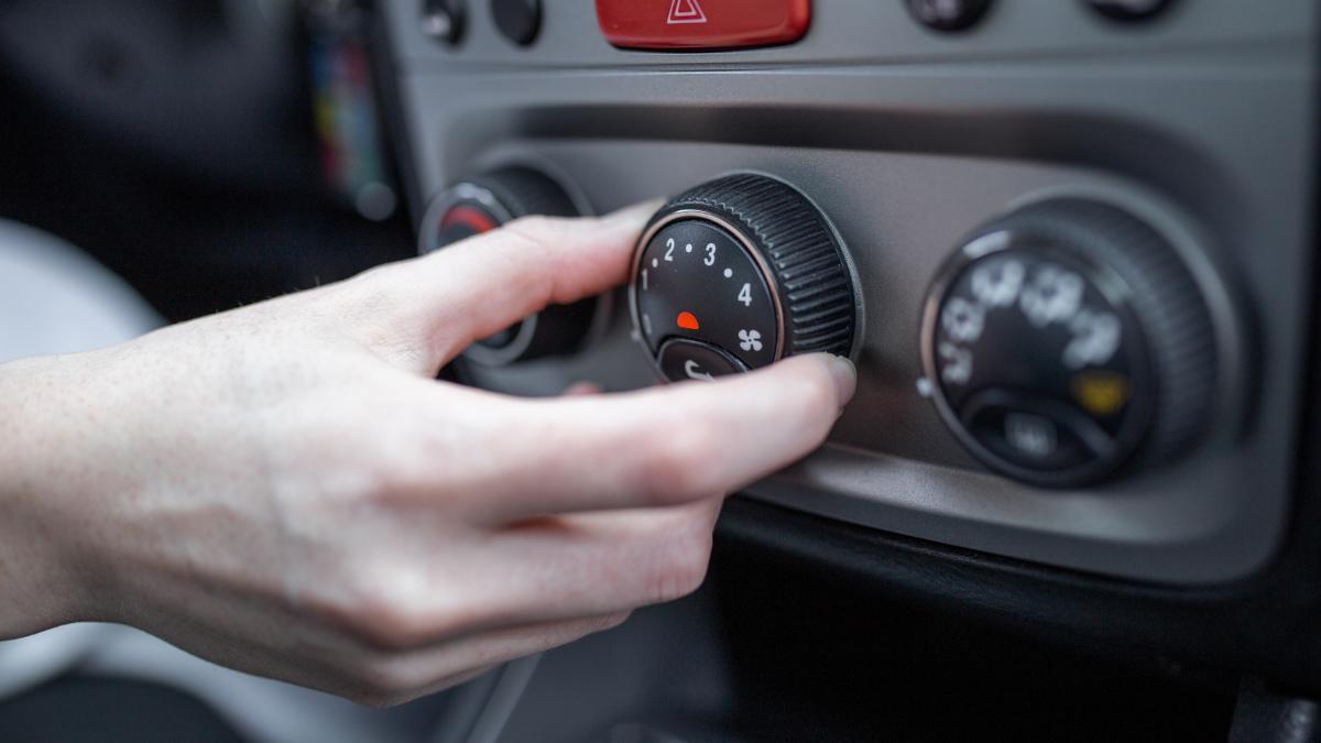 Si el aire acondicionado de tu coche no enfría, puede que estas sean las causas