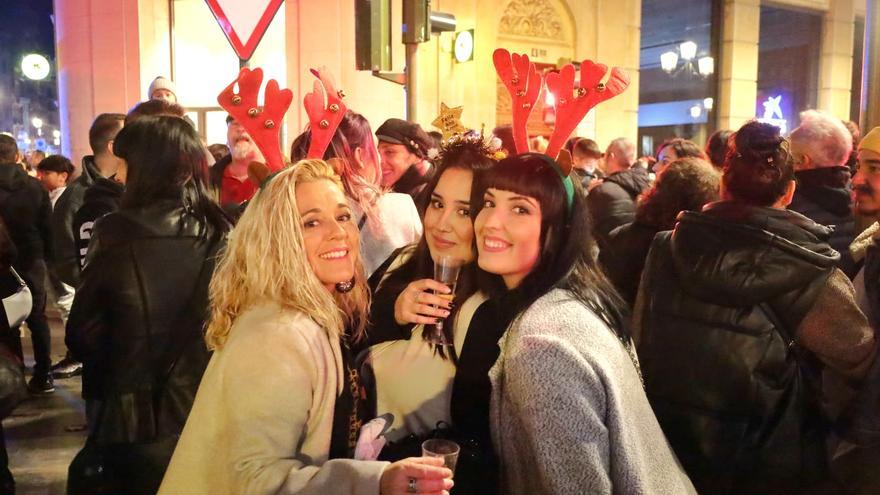 Galería | Besos, abrazos y cava... pero sin campanadas en la fiesta de fin de año de Castelló