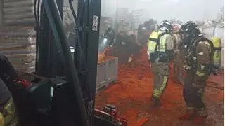Consiguen extinguir tras más de 6 horas un incendio en una fábrica de pimentón de Alhama