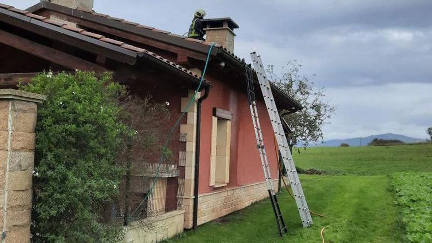 La vivienda de Ables (Llanera) afectada por el fuego