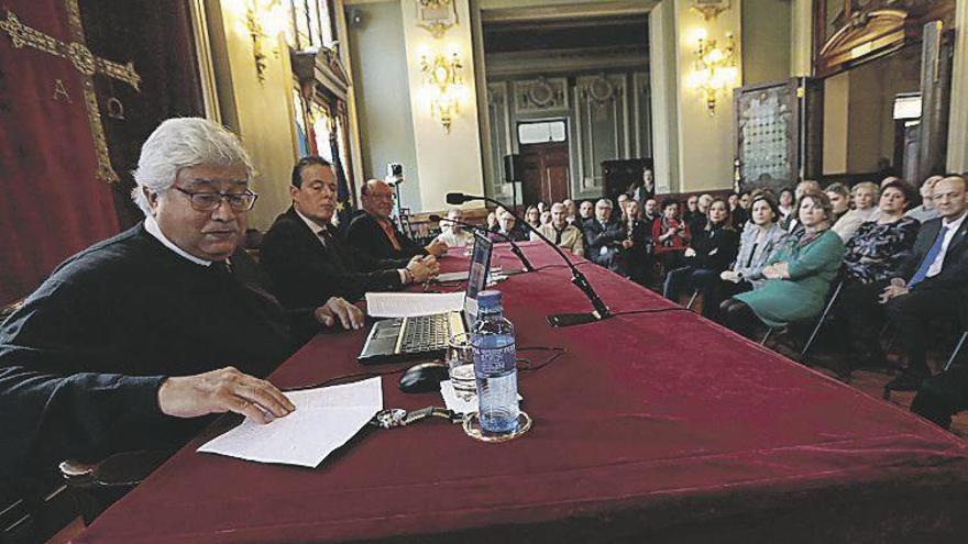 Francisco Carantoña, ayer, en la Junta General del Principado, durante su conferencia.