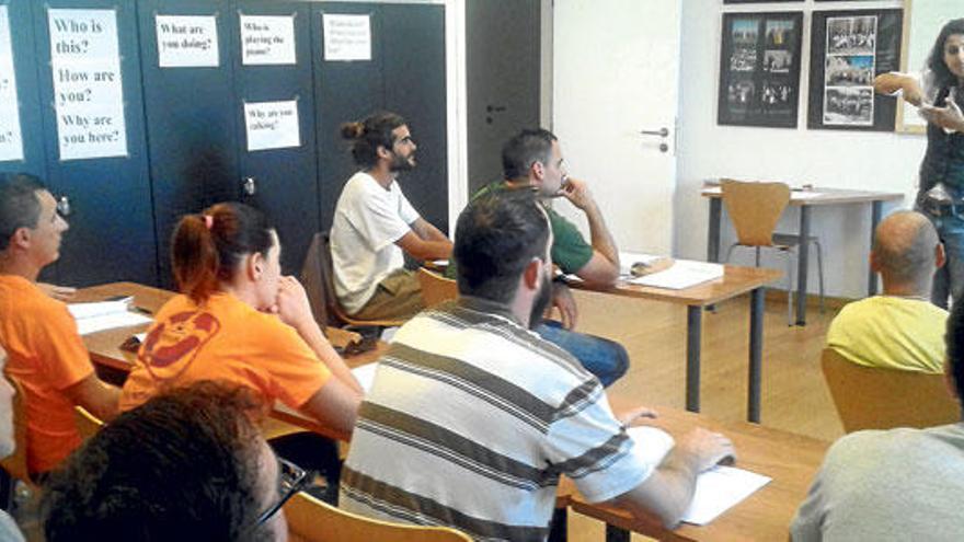 Una profesora de signos enseña el lenguaje a los socorristas de Santa Margalida, en uno de los cursos.