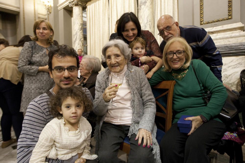 Homenaje a los 25 vecinos centenarios de Valencia