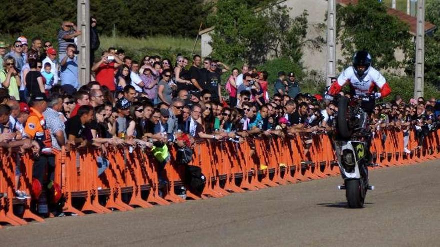 Un profesional realiza acrobacias sobre la moto en Alcañices.