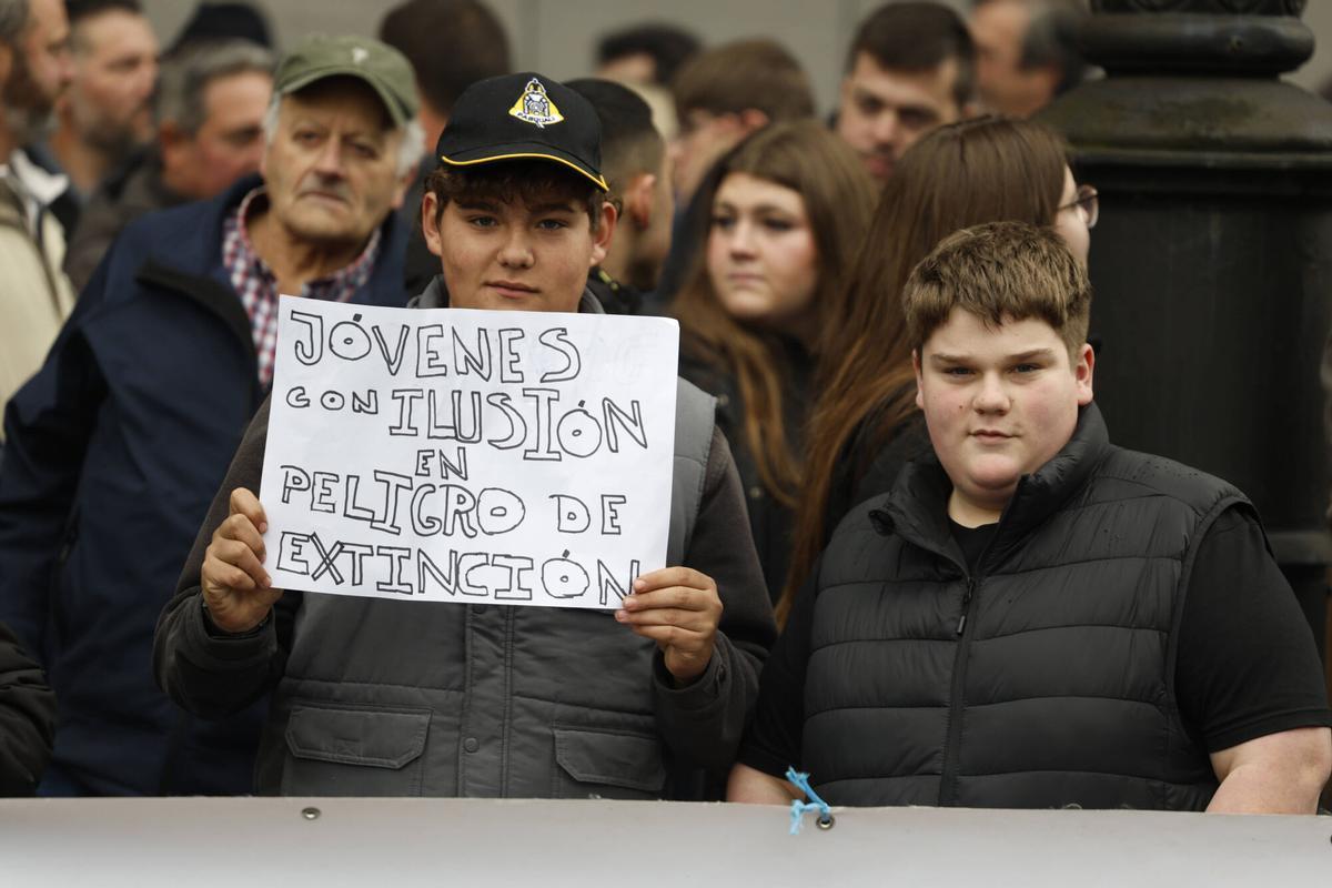 Dos jóvenes en la manifestación organizada por el campo asturiano a mediados de enero.