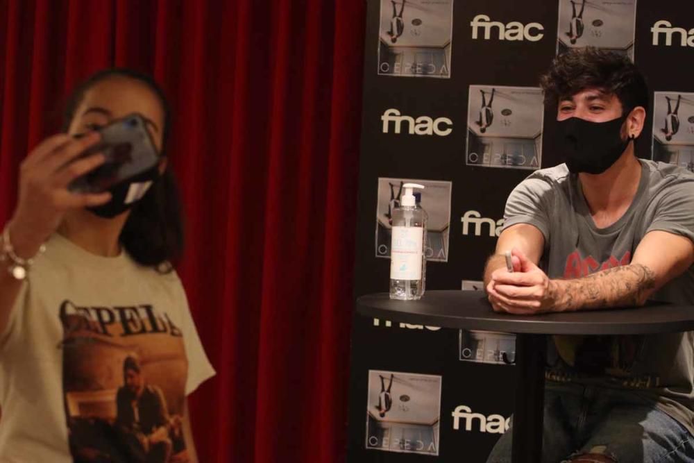 Cepeda firma su último disco 'Con los pies en el suelo' en FNAC