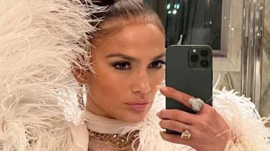 Minivestido de lentejuelas, moño y taconazo: el look de Jennifer Lopez para irse de fiesta con Kim Kardashian