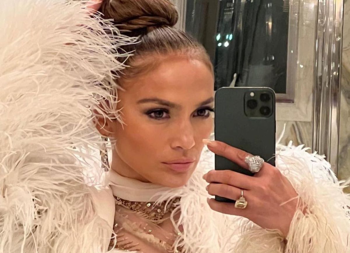 Jennifer Lopez, de fiesta con Kim Kardashian con vestido de lentejuelas y  taconazo