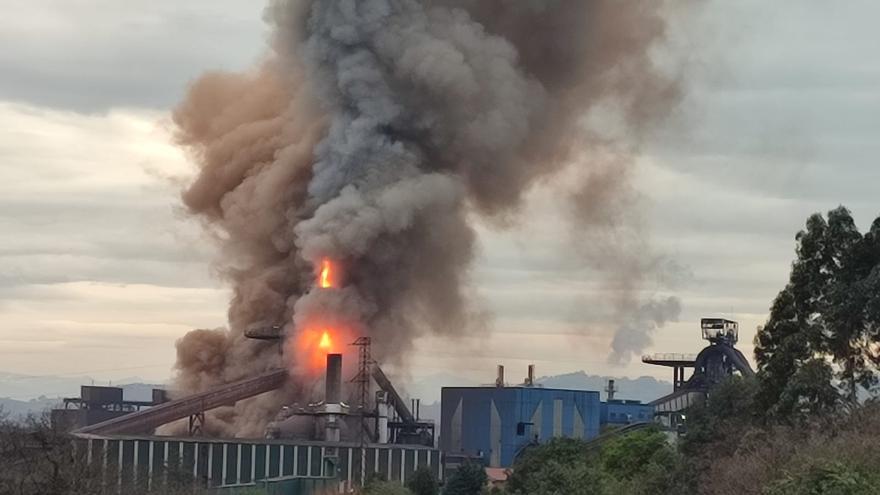 VIDEO: Un espectacular incendio obliga a desalojar la factoría de Arcelor en Gijón