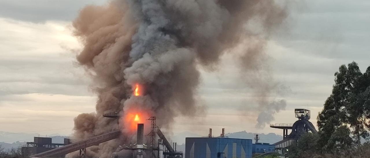 VIDEO: Un espectacular incendio obliga a desalojar la factoría de Arcelor en Gijón