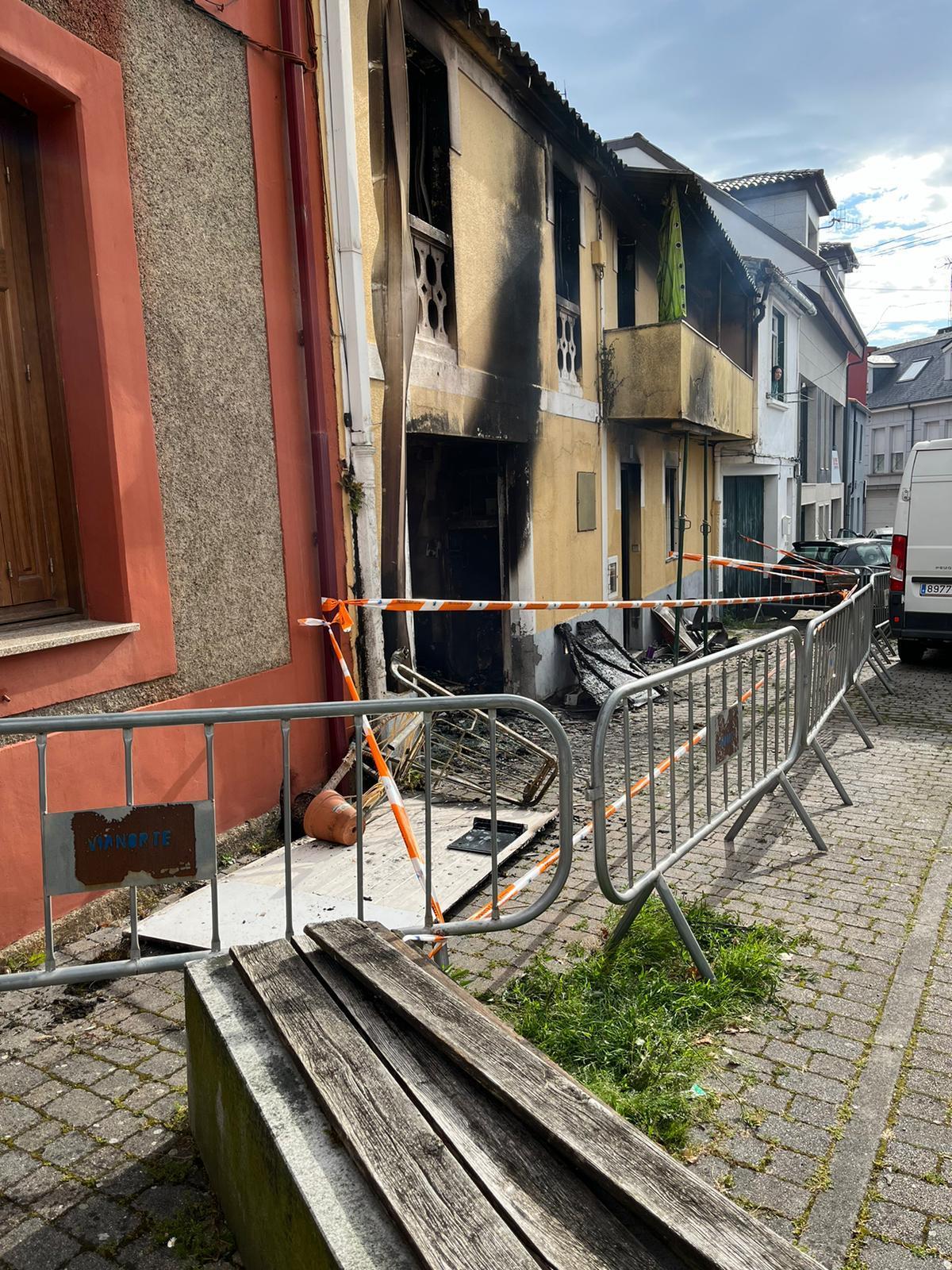 Viviendas acordonadas tras el incendio, en Vilaboa.