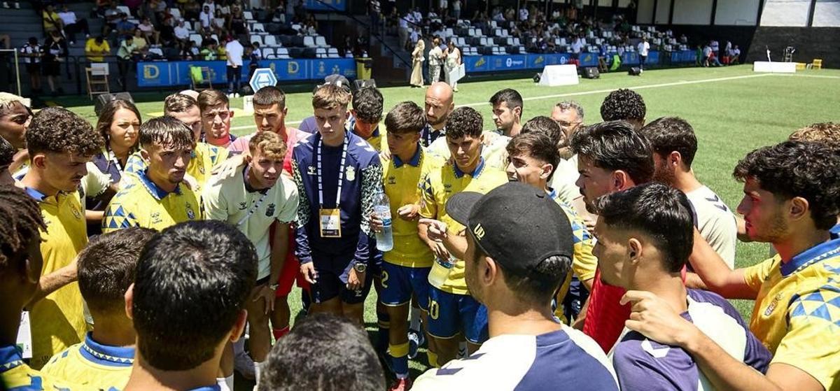 Zeben, en el margen derecho, con sus compañeros de Las Palmas Atlético, durante la disputa de la final de la Copa Ruiz Caballero.