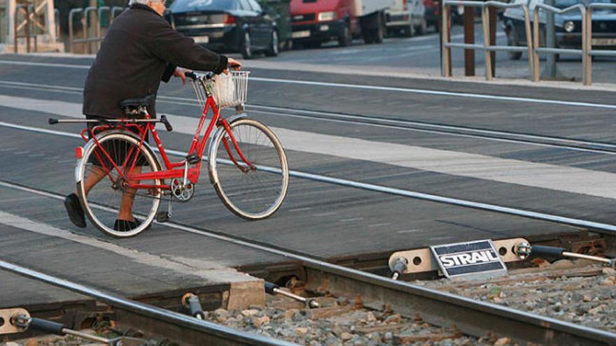 El pas a nivell de la via del tren que travessa Flaçà i que l&#039;Ajuntament reclama suprimir tal com està previst.