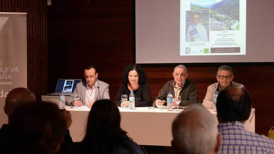 La presentación del libro de Guillermo Fernández Lorenzo celebrada en el centro cultural de Moreda.