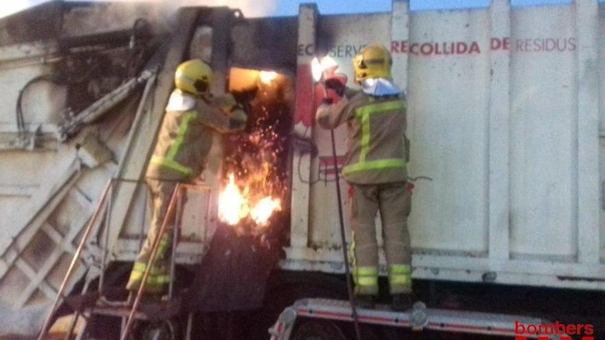 Els Bombers treballant en el camió afectat per l&#039;incendi