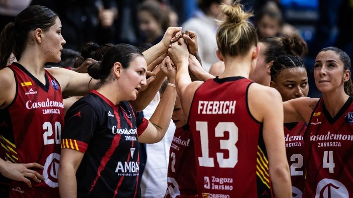 Las jugadoras del Casademont Zaragoza hacen piña en un tiempo muerto del partido que han disputado este miércoles en Estambul ante el Fenerbahçe.