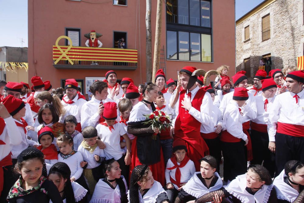 Cornellà del Terri celebra la plantada de l'Arbre i el Ball del Cornut