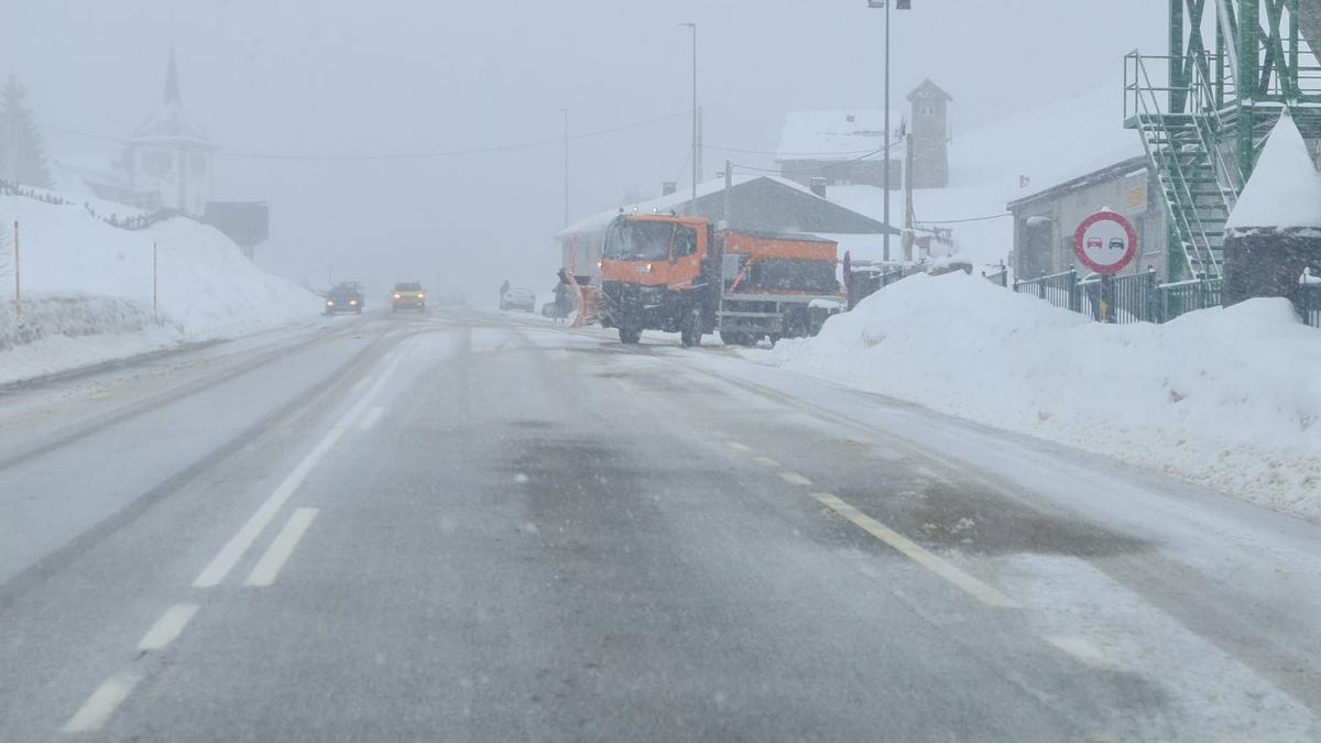 TEMPORAL EN ASTURIAS | El puerto de Pajares, cerrado para vehículos pesados  y se recomienda "extremar la prudencia" en el Huerna