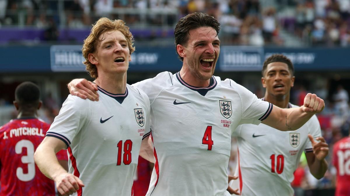 Gordon y Rice celebrando el primer gol de Inglaterra ante Costa Rica
