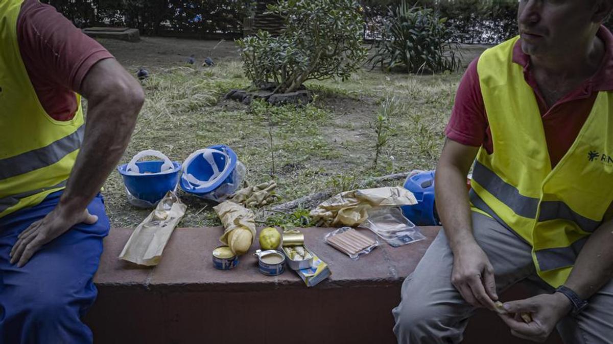 Empleados en la pausa del almuerzo, junto al estadio