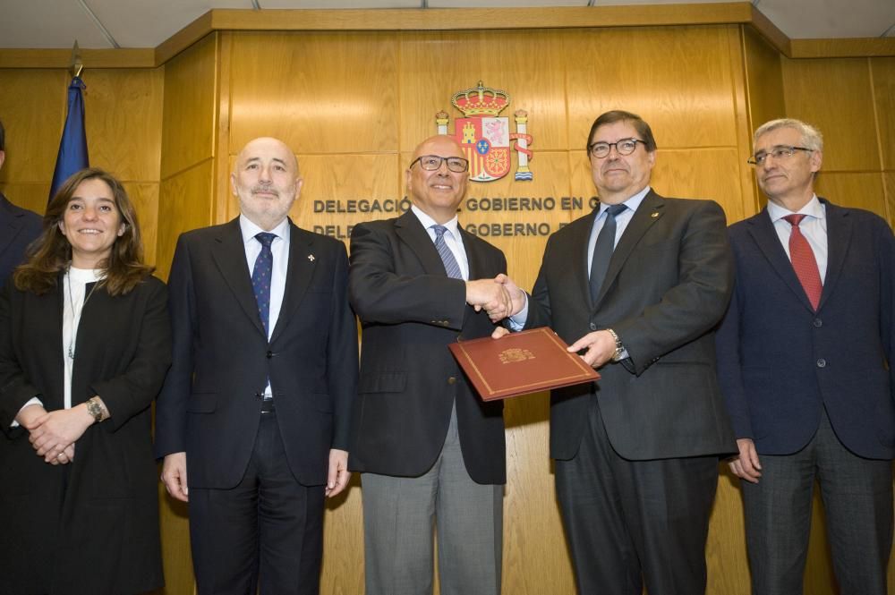 El Ministerio de Defensa y la Universidade da Coruña firman la cesión de parte de las instalaciones de la fábrica de armas para el parque de innovación tecnológica anunciado hace un año.