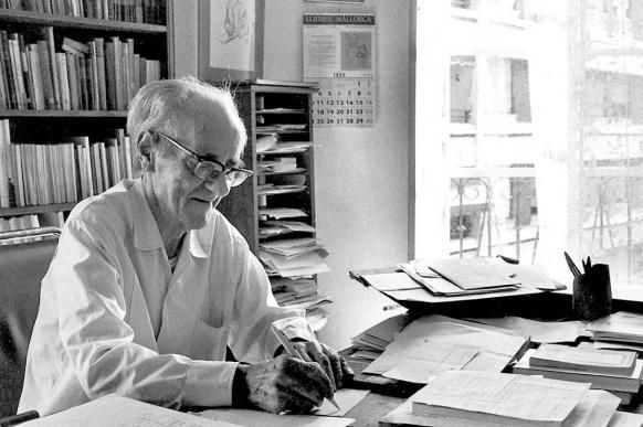 Francesc de Borja Moll en su estudio.