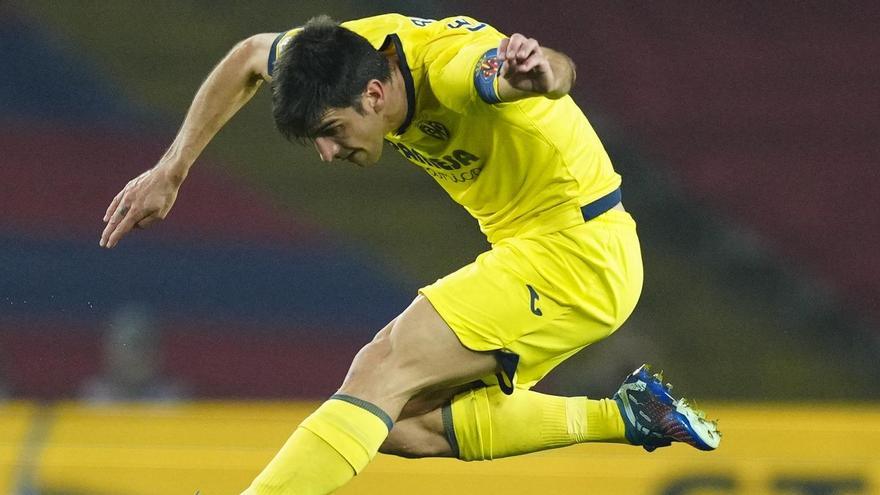 Gerard Moreno trata de marhcarse de Joao Félix en el encuentro entre el Villarreal y el Barcelona en el Olímpico de Montjuïc.