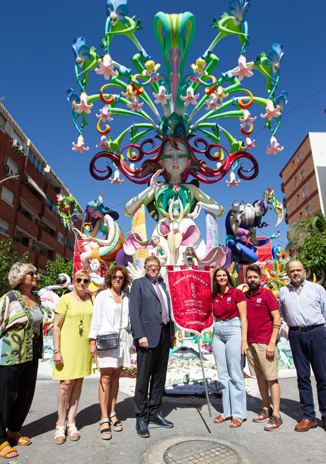 Ximo Puig visita la hoguera de Florida Portazgo