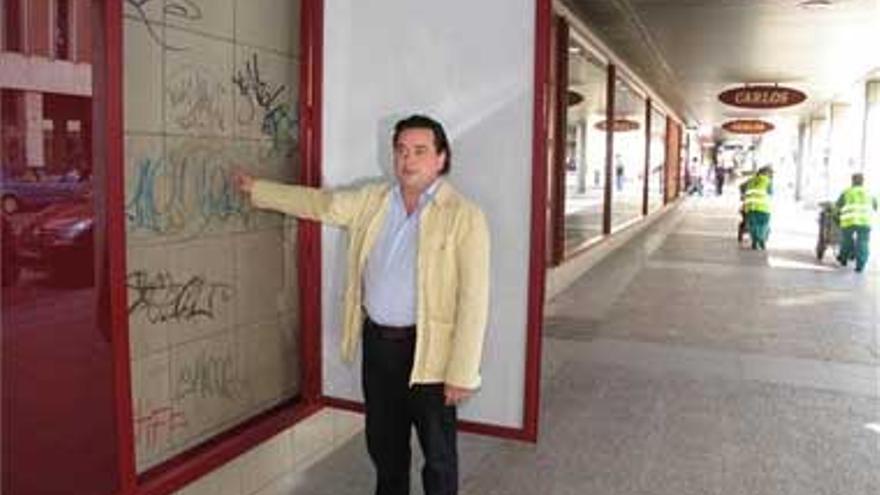 Más de un centenar de comercios del centro `lucen´ pintadas en las fachadas