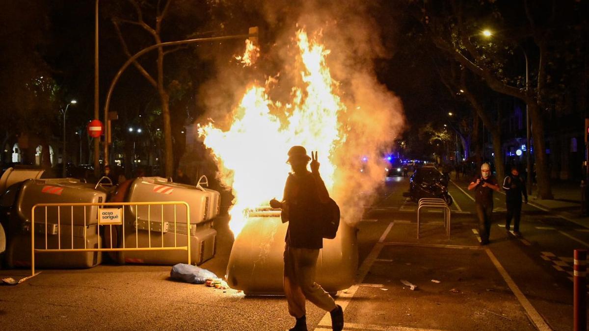 Contenedores ardiendo en la manifestación de los CDR.