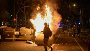 Contenedores ardiendo en la manifestación de los CDR.