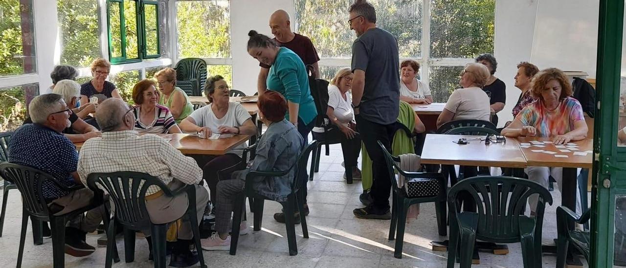 El alcalde, Xoán Castaño, conversa con vecinos de Abalo.