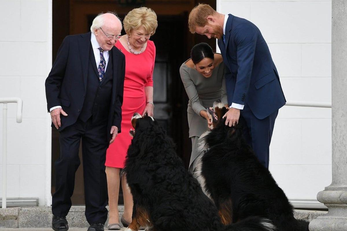 El príncipe Harry y Meghan se entretienen con el invitado
