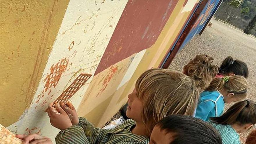 Alumnes de l&#039;escola de Fonollosa pintant un mural a partir del projecte &quot;1, 2, 3... Comença el joc&quot;, de Lourdes Fisa, el curs passat