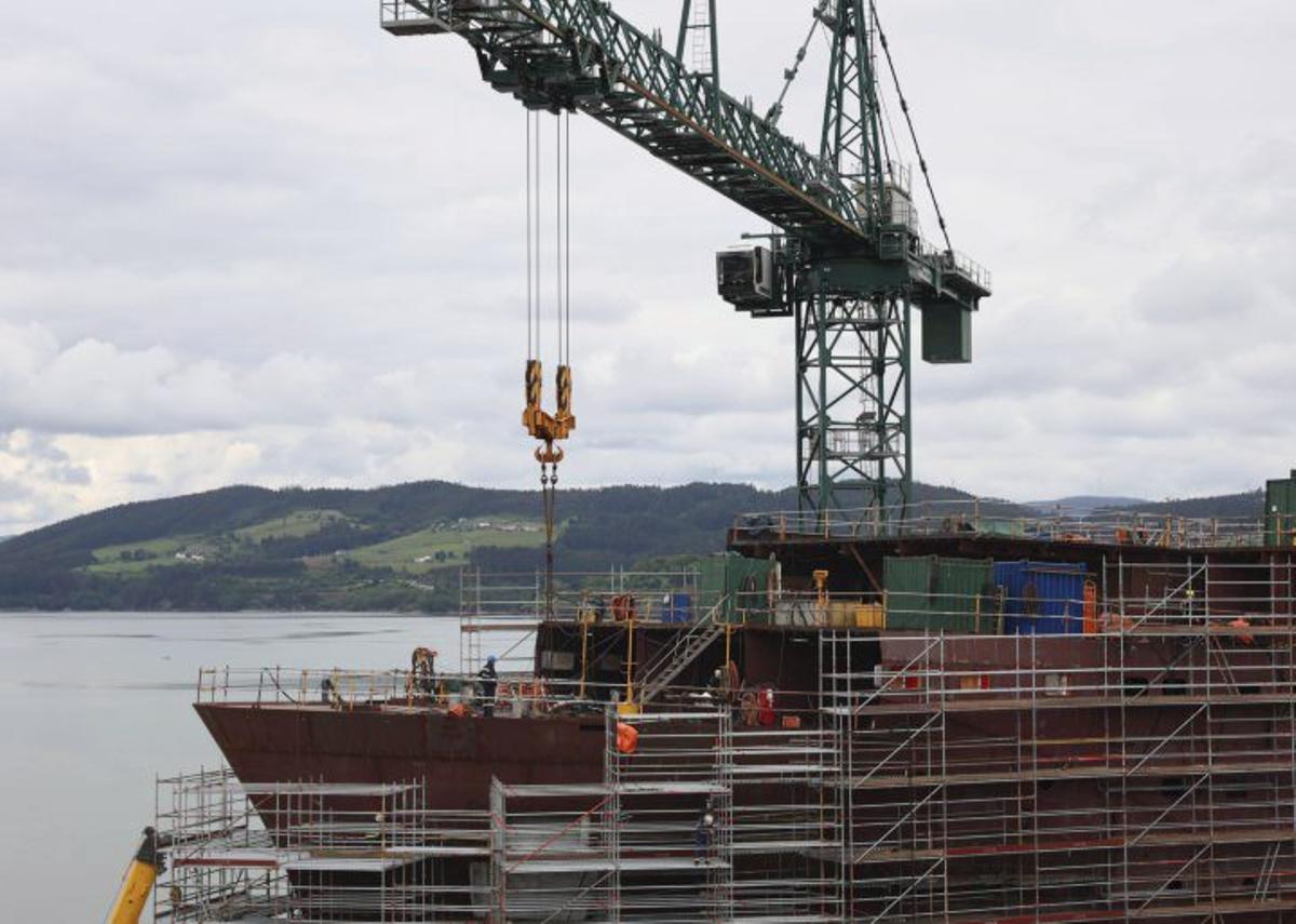 1.-Las instalaciones de Astilleros Gondán en Figueras, vistas desde el interior de la ría del Eo.  2.- El buque «Edda Fjord», en plena construcción.  3.- Una vista del astillero, con un cartel conmemorativo de su centenario en primer término. 4.- Las obras de ampliación, con el «tesón» en mitad de la ría y la silueta de Castropol al fondo.