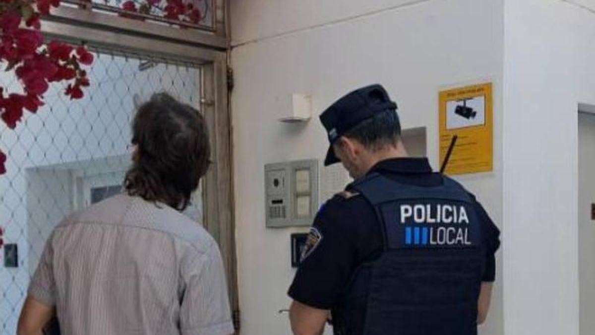 Un técnico y un agente durante la jornada de inspección en el paseo marítimo de Ibiza.