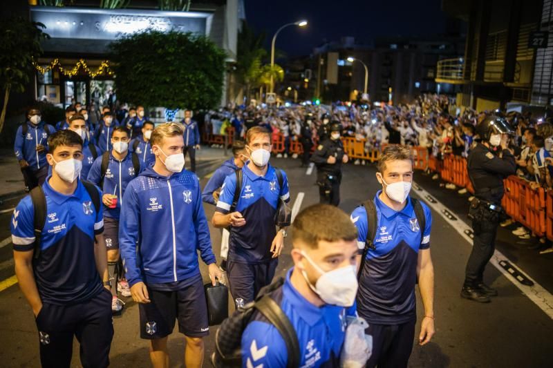 Derbi canario: La UD Las Palmas es recibida por los aficionados del CD Tenerife