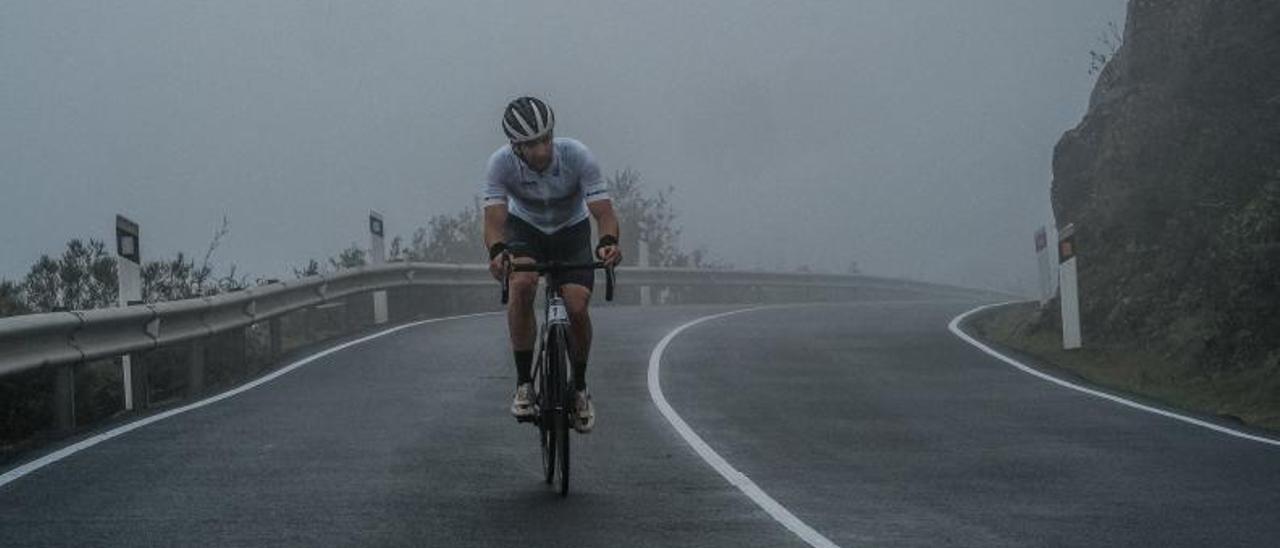 El vasco Pello Osoro pedalea entre la niebla, ayer, camino del Pico de Las Nieves.