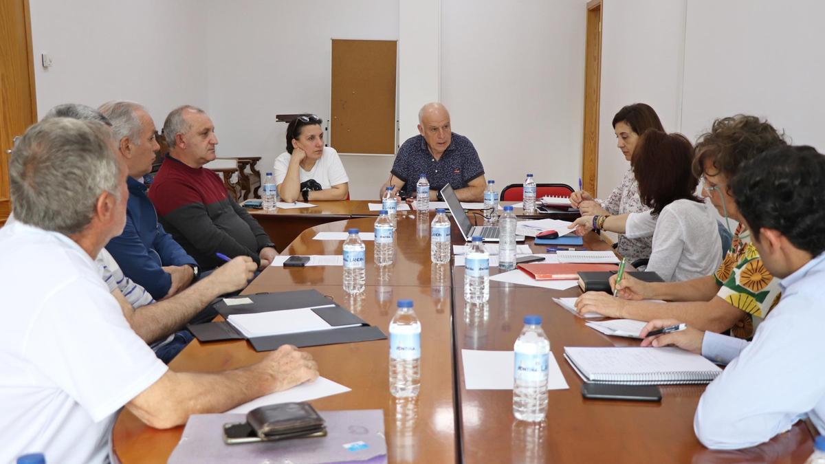 La reunión entre representantes de los vecinos, el Concello y la Xunta.