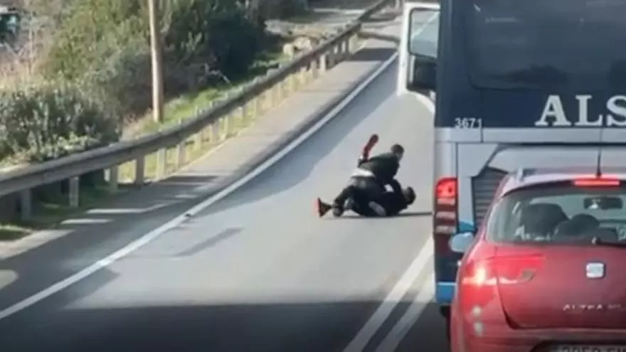 VÍDEO: Dos conductors salten del vehicle per barallar-se enmig de la carretera