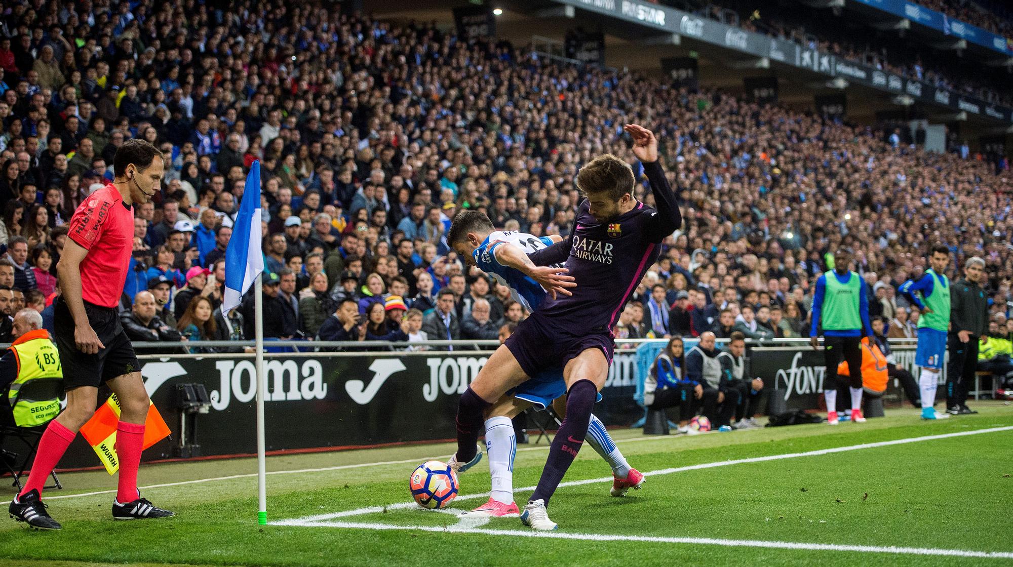 Piqué presiona en un córner durante un partido contra el Espanyol en 2017.