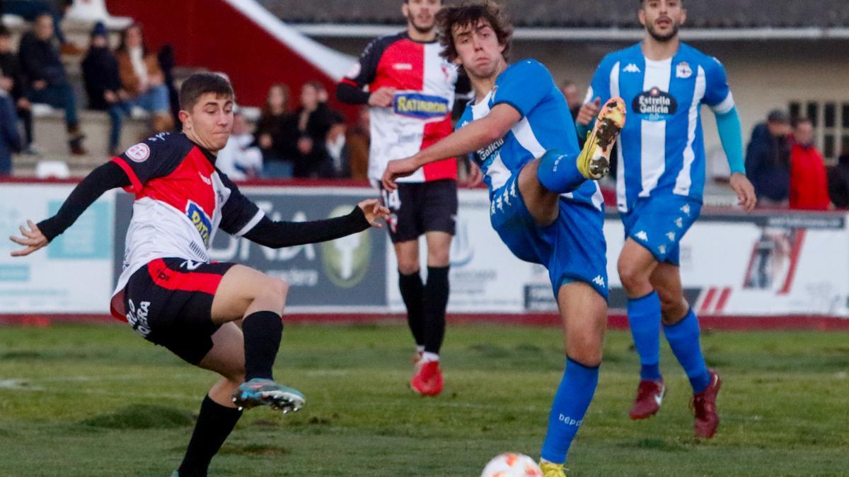 Dani Barcia despeja una pelota en el Arosa-Fabril